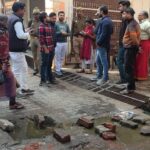 कोंच में अनूठा विरोध प्रदर्शन, सीवर समस्या से त्रस्त नागरिकों ने की शोक सभा