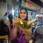 लखनऊ की गलियों में अदा शर्मा का दिलकश अंदाज़  लखनऊ की रौनक में घुली अदा शर्मा की सादगी