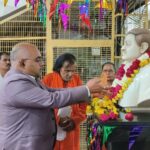 जिलाधिकारी  जितेन्द्र प्रताप सिंह ने आज स्व. चन्द्र प्रकाश पाठक जी के शहीद दिवस के अवसर पर उनकी प्रतिमा पर पुष्प अर्पित कर भावभीनी श्रद्धांजलि अर्पित की