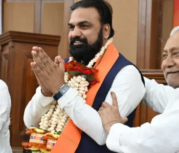 अब सत्ता सम्राट की