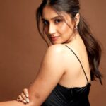 अंतरा बनर्जी की तस्वीर से मचा हड़कंप  बोलीं—“मेरा इस एफआईआर से कोई संबंध नहीं”  अंतरा बनर्जी की पहचान पर मचा बवाल