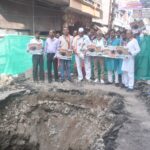 20 फुट के गड्ढे पर कांग्रेस का प्रदर्शन, नरमुंड की माला पहन जिलाध्यक्ष ने किया सत्याग्रह